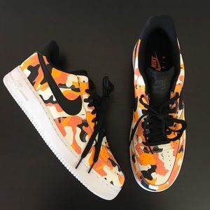 Men’s Nike • Air Force 1 ‘07 LV8 Team Orange/Black